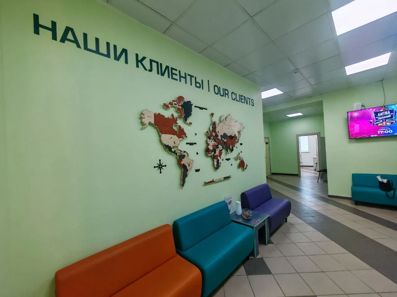 Холл центра «Мед-Ком»: карта «Наши клиенты» и зона ожидания